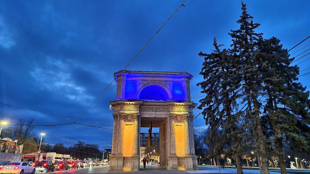 Câteva edificii reprezentative din capitală sunt iluminate pe 23-24 februarie 2023, în culorile Drapelului Ucrainei